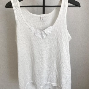 Linnetopp med spets🌟✨ - Säljer denna linnetopp med vacker spetsdetalj  vid ringningen. Toppen har ett diskret vågigt mönster i tyget och är tillverkad i ett lätt och luftigt material, perfekt för varma dagar. Enkel att matcha och ger en fräsch look! ❣️✨🌟På baksidan finns en jätteliten defekt, se bild 5.