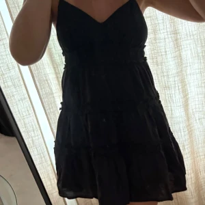 Svart kort klänning från bershka - Supersöt svart kort klänning med tunna axelband och volangdetaljer från bershka. Helt ny!