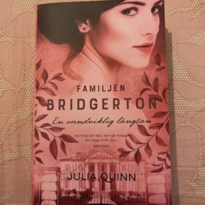 Familjen Bridgerton: En oundviklig längtan - Fjärde delen i den populära Bridgerton-serien! Följ Penelope och Colin i 1800-talets England, fylld av romantik, hemligheter och spänning. Perfekt för dig som älskar historiska berättelser och vill drömma dig bort till Londons societet.