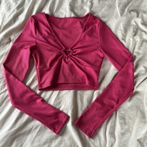 Ribbad rosa topp - Fin ribbad rosa topp från SHEIN, med ett hjärta på, använd fåtal gånger 