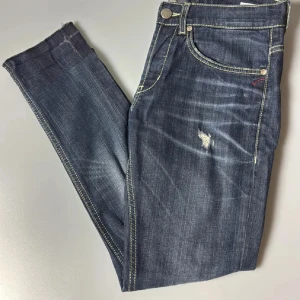 Dondup blå jeans med slitning - Säljer nu mina dondup jeans i slim fit, skick 9/10 size w30 L29/L28