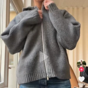 Stickad tröja  - Superfin och söt stickad tröja från Bikbok 💗använd fåtal gånger i storlek M 🌟