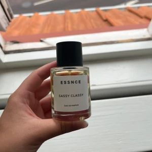 ESSNCE Sassy Classy Eau de Parfum - Sassy Classy parfym från Essnce. Helt ny och säljer för att den inte doftade som jag förväntat mig! 
