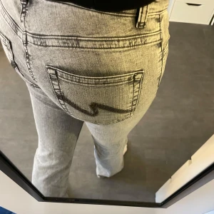 Lågmidjade jeans - Helt nya oanvända lågmidjade gråa jeans från nelly med broderade fickor