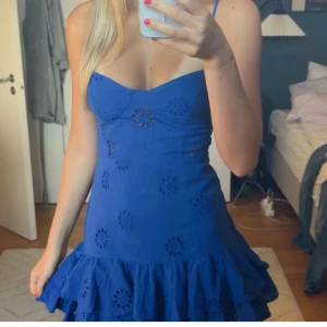 Blå kort klänning med volang - LÅNAD FÖRSTA BILD! Gammal klänning från Zara! Super super fin! Dock blivit lite för liten på mig❤️