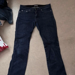 Lågmidjade jeans från Filippa K - Snygga mörkblå, lågmidjade jeans från Filippa K med smått utsvängda ben. Jeansen är tillverkade i en bomullsblandning med lite stretch för extra komfort. Står ingen storlek men bra skick! Midjemått: Ca.37cm Innerbenslängd: Ca.78cm Skulle säga storlek S eller M🤗