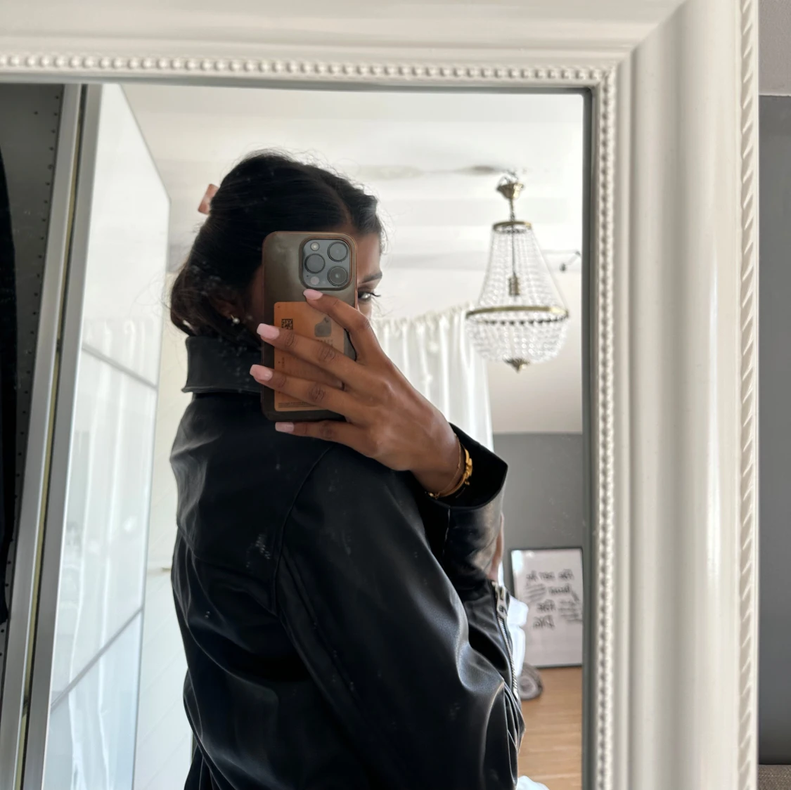 Svart skinnjacka med bälte och dragkedjor - 4