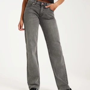 Grå low waist straight jeans Abrand - Snygga grå jeans från Abrand i modellen A '99 Low Straight. De har låg midja, raka ben och klassisk femficksdesign. Knappt använda