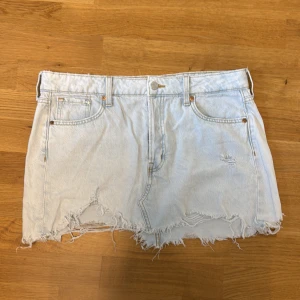Ljusblå jeanskjol med fransig kant - Snygg ljusblå jeanskjol från H&M med fransig och ”sliten” nederkant. Lågmidjad❣️ Tyvärr för liten för mig 