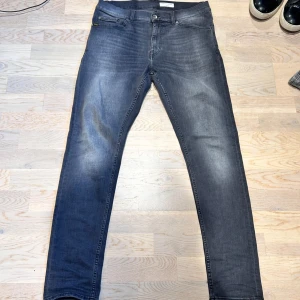 Tiger of Sweden jeans - Säljer mina gråa tiger of sweden jeans. Bra skick utan några defekter. Storlek 33/32. Han på bild är 184, 70kg. Nypris runt 1500.