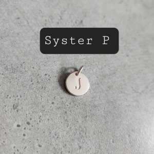 Syster P  - Syster P silver berlock med ett J,  att sätta på tex halsband. Fint skick, nyligen silverputsad. Nypris 299, bild 3 exempel på hur man kan styla syster Ps bokstavsberlocker.