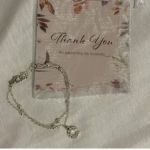 Silverarmband med C-Berlock - Dubbelkedjat armband i silverfärg med små kuldetaljer och ett glittrig C som hänge.💕