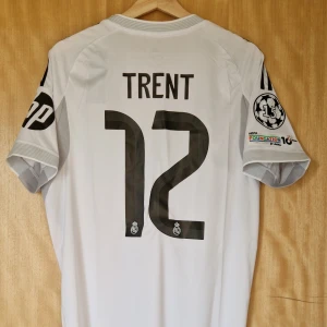 Trent Alexander-Arnold fotbollströja Real Madrid 25-26 - Trent Alexander-Arnold Real Madrid repsiika fotbollströja 25-26. Helt ny med tag. Storlek: Medium