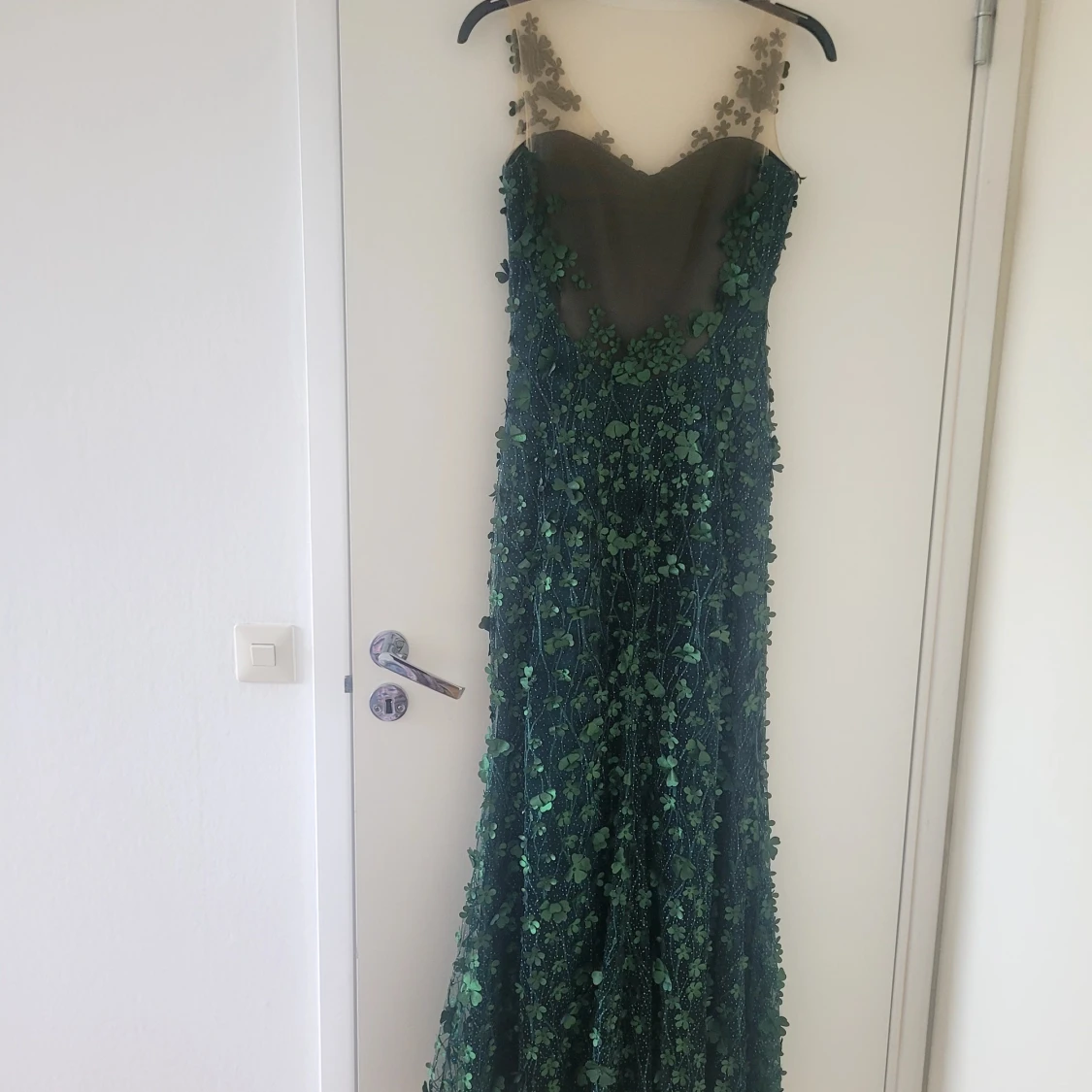 Grön långklänning med 3D-blommor - 1