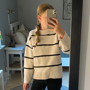 Randig stickad tröja i offwhite - Säljer en jätte fin stickan tröja från Gina Tricot 🤗 är i storlek 134-140 men passar också för dig som har storlek 146-152