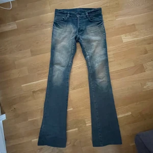 PourLesHommes - Rare Japan jeans från 5351 Pour les hommes. Skinny bootcut passform i size 28 med en faded wash och en ormskins lapp bakpå midjan.
