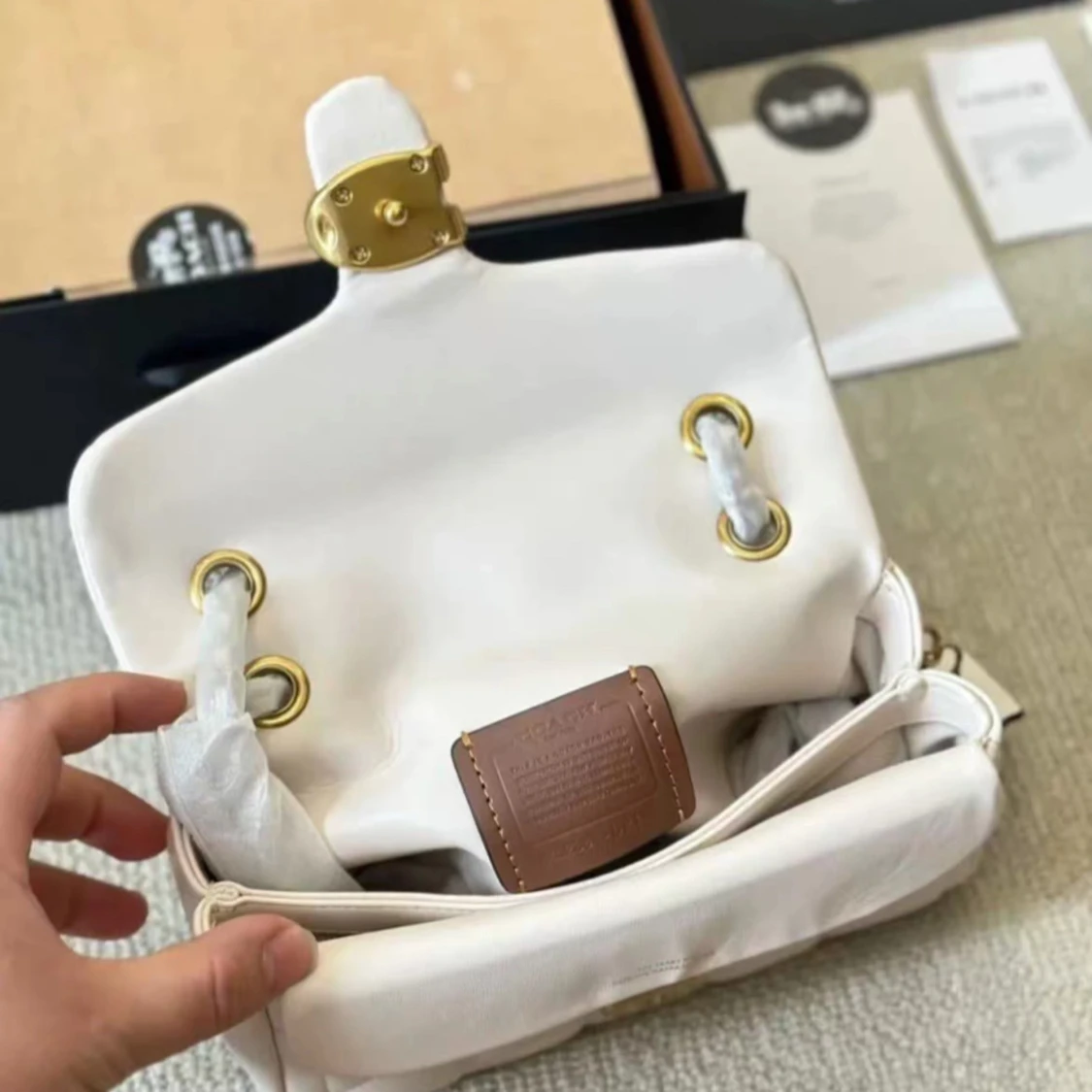 Vit quiltad axelväska från Coach - 1