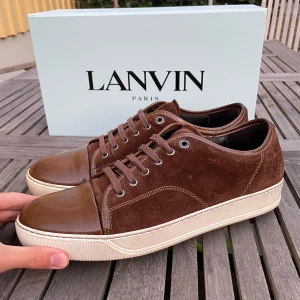 Lanvin skor  - Hej! Säljer nu dessa sjukt snygga Lanvin skor. Skorna är i Mycket bra skick! Vi rekommenderar att gå ner en storlek. Har ett begränsat antal boxar och dustbag! Hör gärna av dig vid frågor 