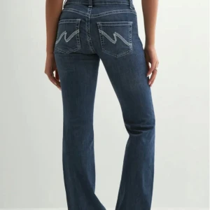 Low waist bootcut stitch jeans - Snygga mörkblå jeans med bootcut passform och låg midja. Jeansen har vita kontrastsömmar, dubbla knappar i midjan och broderade bakfickor. 