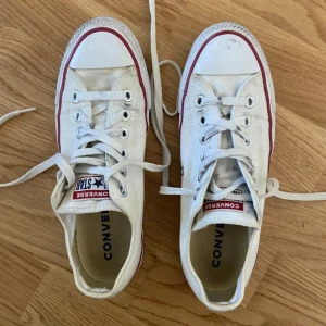 Vita converse  - Säljer vita Converse som är nytvättade och ser nästan ut som ny. De är i storlek 37 men passar 38.