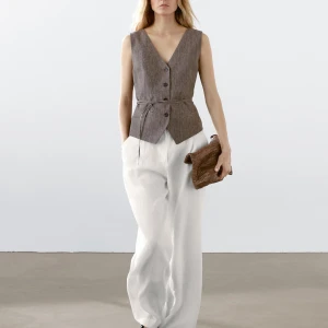 Väst Massimo Dutti - Helt slutsåld väst/waistcoat från Massimo Dutti som går att knyta både fram och bak så den sitter statched! Helt ny och aldrig använd.