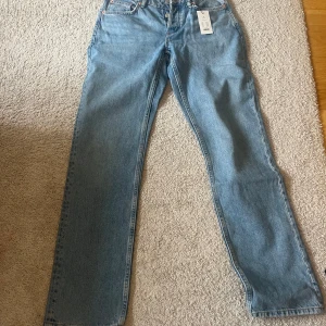 Ljusblå raka jeans från 157 - Snygga ljusblå jeans från 157 med klassisk femficksmodell och raka ben. Jeansen har hög midja och är tillverkade i bomull med en skön jeanskänsla. Perfekta för en clean och avslappnad look. Ger en väldigt fin form