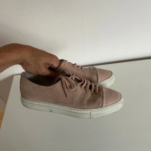 Axel Arigato skor  - Ett par snygga skor i toppen skick med skråmor enligt bilderna. Nypriset är omkring 2000kr och säljs nu för endast 399kr. Hör av er vid intresse av fler bilder! (postar inom 24h)