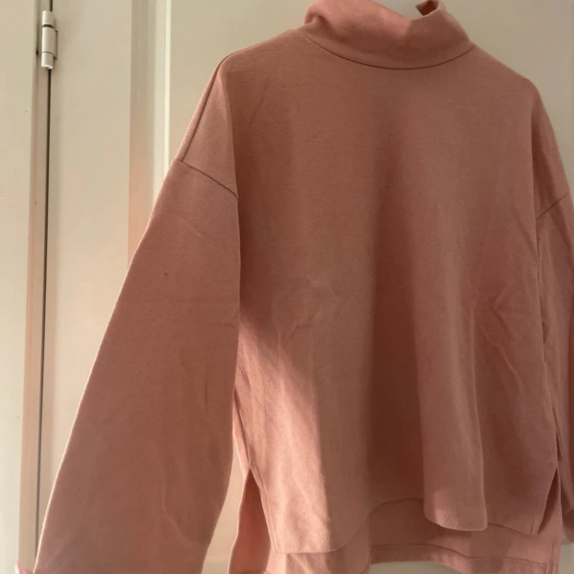 Ljusrosa polotröja med loose fit - 2