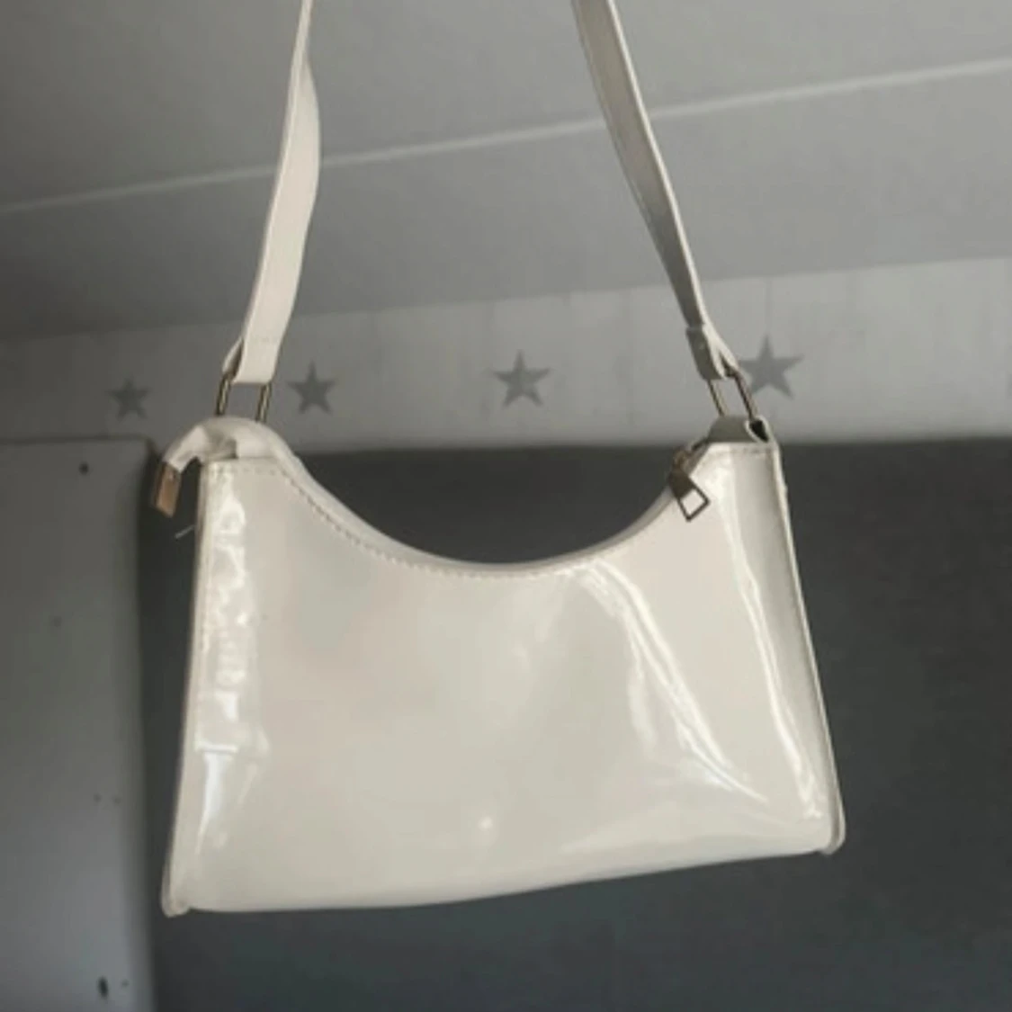 Vit axelväska i glansigt material