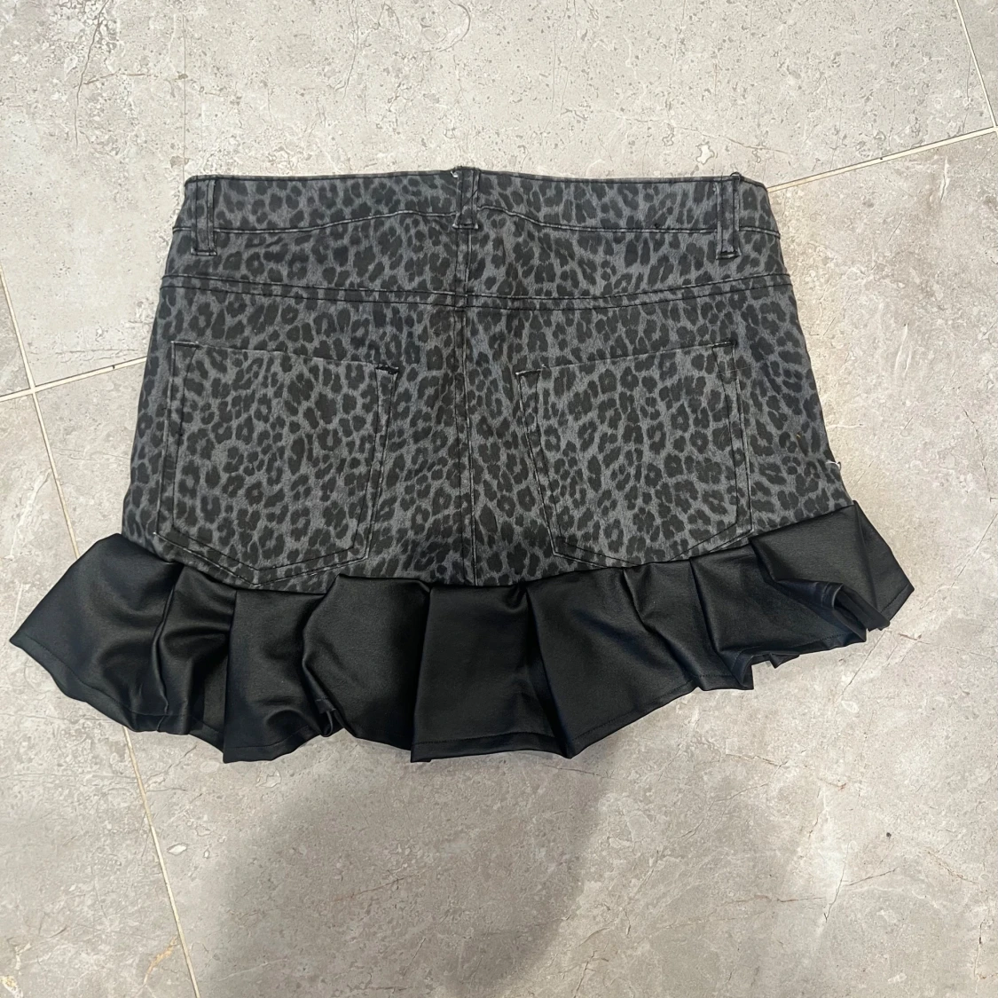 Leopardmönstrad kortkjol med volang - 1