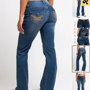 Lågmidjade Blå bootcut jeans - Snygga blå bootcut jeans från Madlady med broderade detaljer på bakfickorna. Jeansen är låg midjade och i storlek 38 extra Tall, de har även bara använts en gång 😊