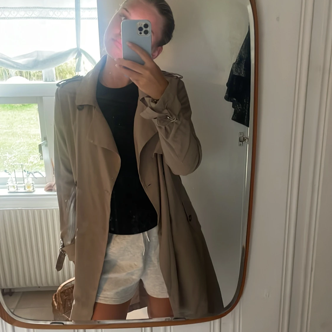 Beige trenchcoat med bälte och knappar