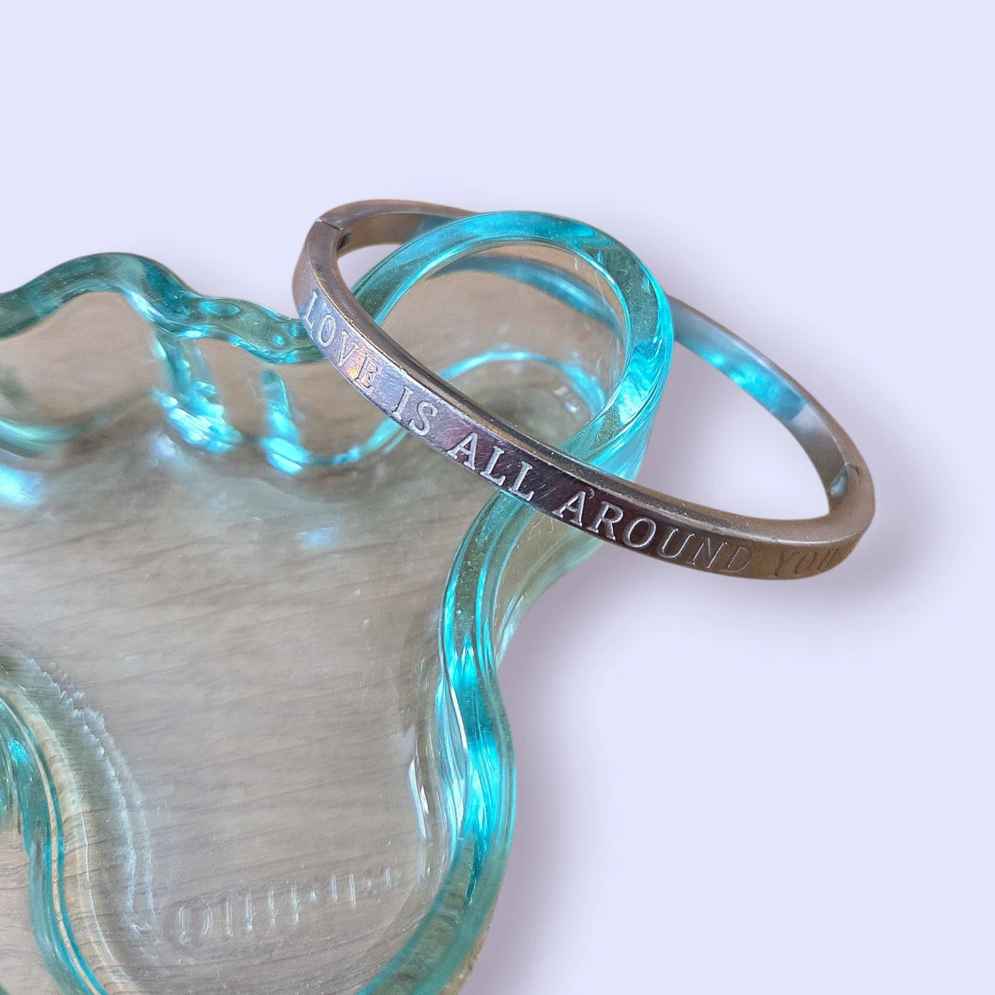 Silverfärgat armband med text