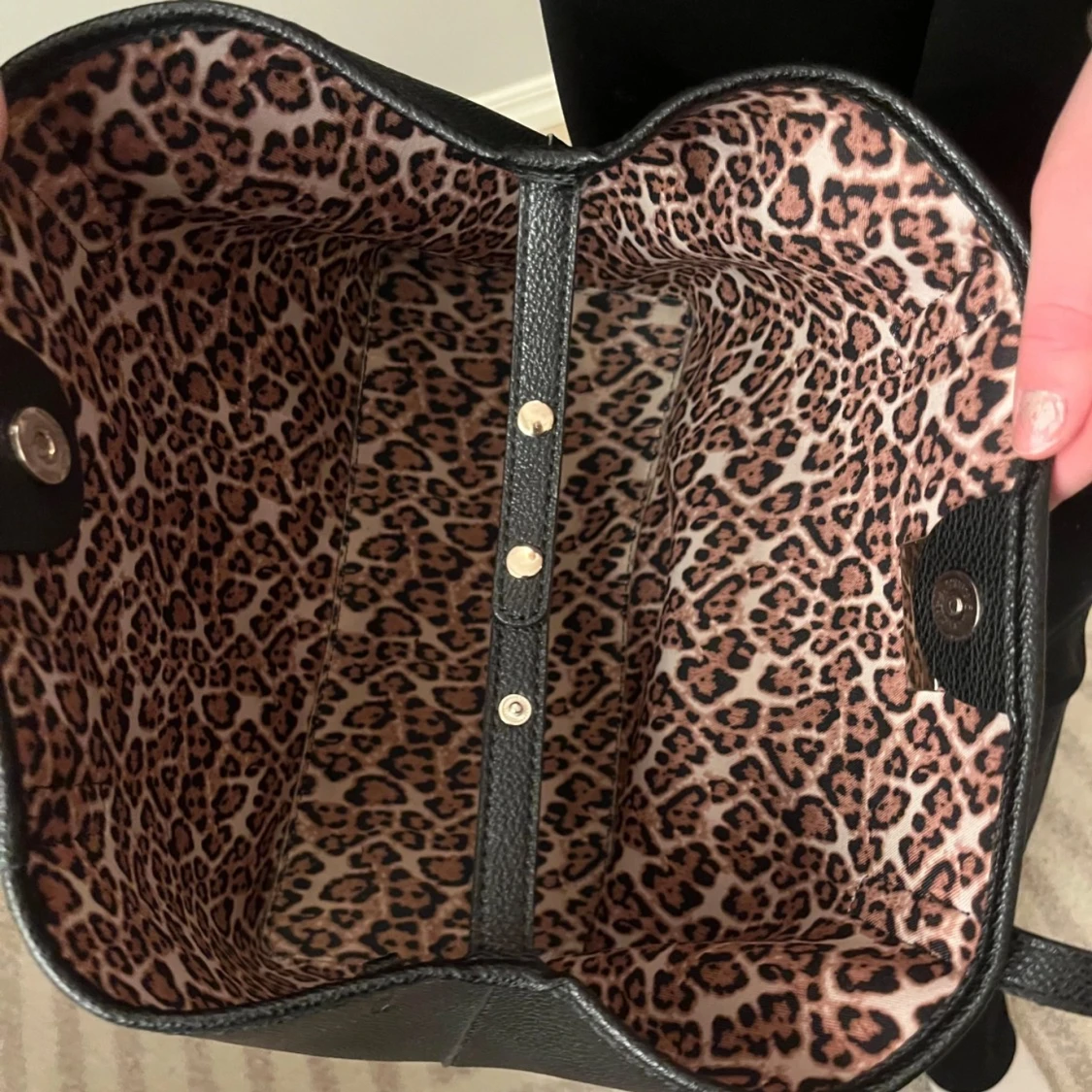 Svart väska från Guess - 92