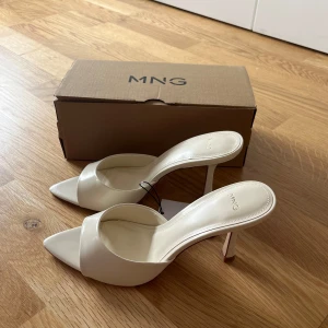 Klackar MANGO - Helt nya vit/beiga klackar från mango i storlek 35. Aldrig använda, säljer då de är lite för stora för mig, skulle säga att de passar till storlek 36. 