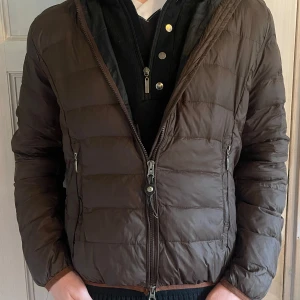 Fet Parajumpersjacka  - Snygg jacka från Parajumpers med huva och dragkedja framtill. Jackan har två fickor med dragkedja och en patch på ena ärmen. Perfekt för kalla dagar och riktigt skön att bära.