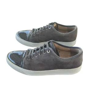 Lanvin sneakers - Snygga Lanvin sneakers i grå mocka. Storlek 42 men passar även 43. Skicka ett DM vid funderingar🌟