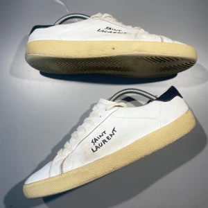 Saint Laurent skor - Hej! Säljer nu mina skor från märket Saint Laurent , storlek 44 använt skick, givetvis äkta. Tveka inte på att höra av dig om du har frågor eller funderingar kring skorna! 