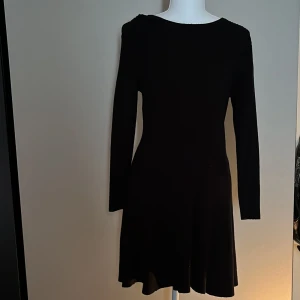 Svart långärmad klänning från Esmara - Säljer en svart långärmad klänning från Esmara med rund halsringning och lätt utställd kjol. Klänningen har en ribbad struktur som ger en snygg passform. Det står ingen storlek men passars-m
