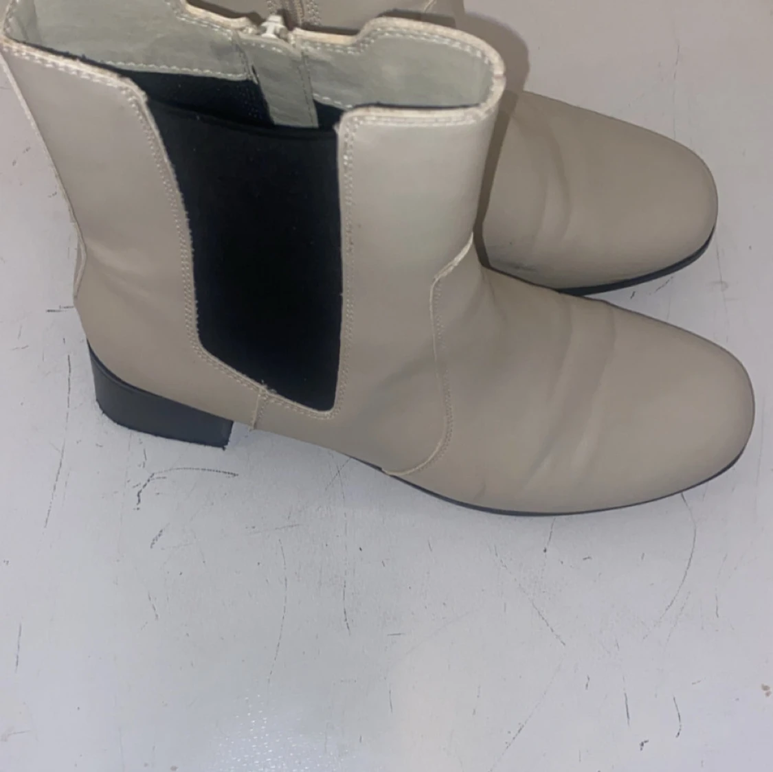 Beige chelsea boots i skinn - 1