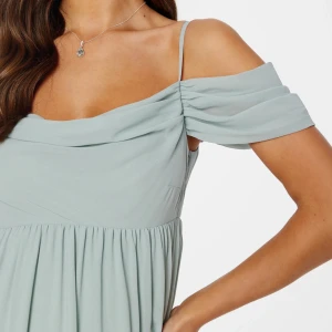 Balklänning - Superfin balklänning! Kan användas till andra tillfällen också. Aldrig använd, skicka för mer info/bilder. Lång i storleken så passar folk över XS också