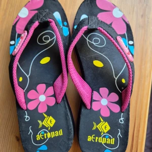 Sandaler - Säljer dessa sandaler som jag inte använder längre. Det står ingen storlek på, men skulle gissa på 35/36. Köparen står för frakten! 