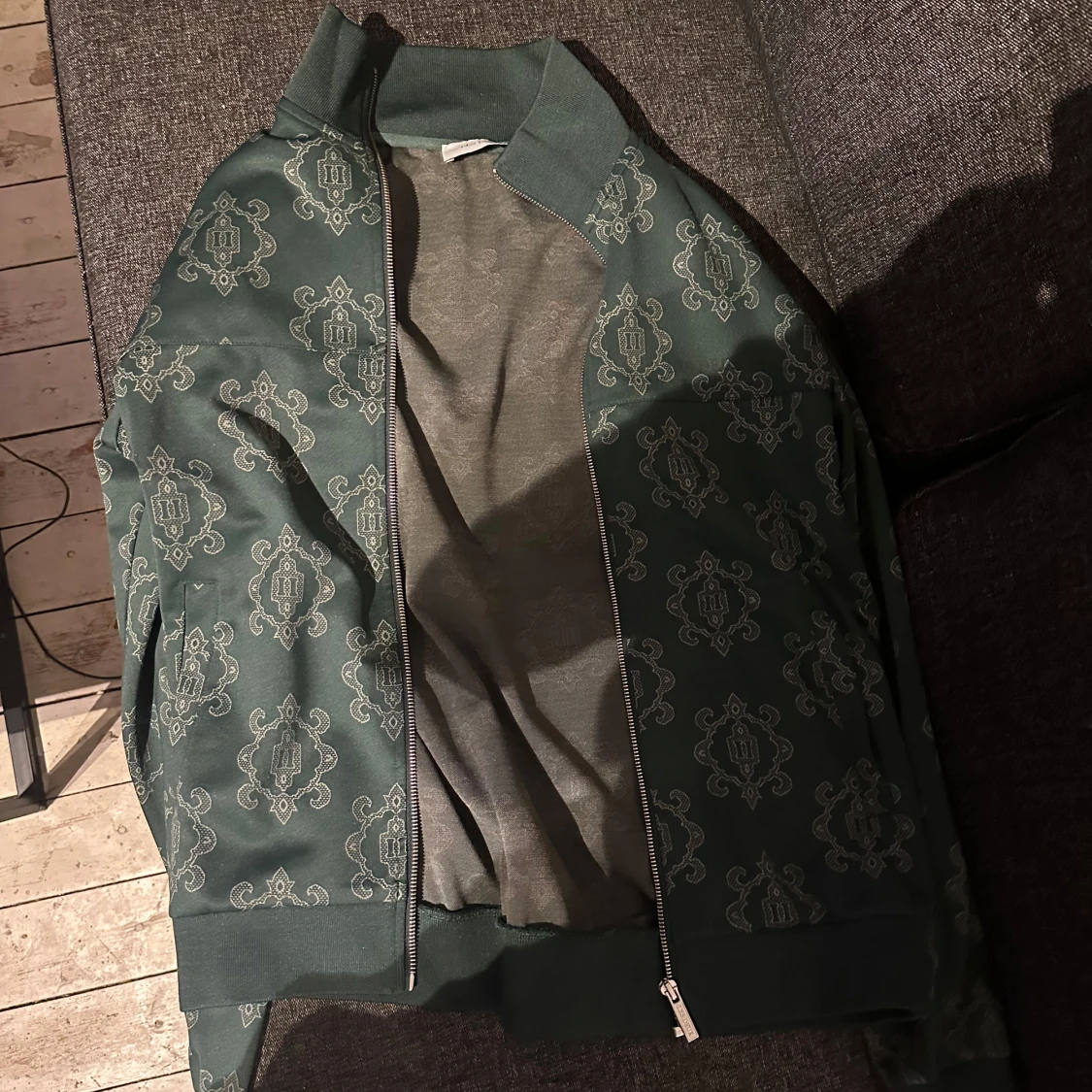 Grön dress från Les Deux med mönster