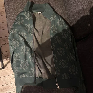 Grön dress från Les Deux med mönster - Snygg grön dress från les deux