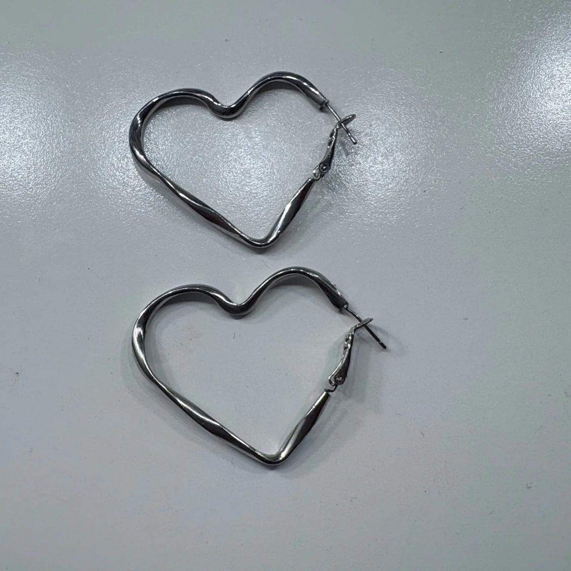 Hjärtformade örhängen i silverfärg