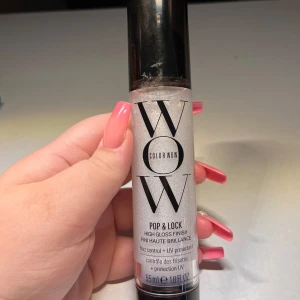 Color Wow Pop & Lock High Gloss Finish - Color Wow Pop & Lock High Gloss Finish är en glansgivande produkt för håret som ger extra lyster och skydd mot UV-strålar. Kommer i en genomskinlig flaska med svart lock och innehåller 55 ml. Har max tagit 10 pumpar. ÄLSKAR glanset man får! Original pris 359kr