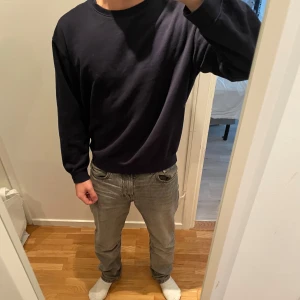 Mörkblå sweatshirt  - Skönt material och stor i storleken, är 175. används knappt