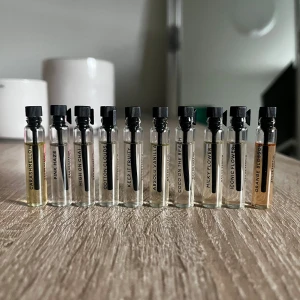 Essnce parfymer, 10st - Tio Essnce parfymer (2ml) i dofterna Carashmellow, Pink Haze, High on Chai, Cotton Clouds, Keep it Fruity, Absolu Vanilla, Coco on the beach, Milky Flower, Iconic Flower och Orange Blossom. Droppat en droppe från varje och fick hem paketet 24/4, så de är i princip nya. Nypriset är 45kr/st på webben. Jag säljer alla 10 för 150!