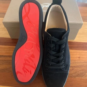 Svarta loubs utan spikar - Feta loubs dem är najs och dem är grisch och man får alla tjejer och man får också alla killar och man kan springa med dem och man kan gö allt med dem 
