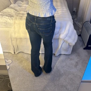 Mörkblå bootcut ltb jeans - Snygga ltb jeans, använt några gånger men syns inte. Midjemåttet rakt över: 35 cm! Innerbenslängden: 80 cm! Jag är 164 cm och dom passar jättebra i längden😇 annonsen är återpublicerat de passade tyvärr inte❤️❤️